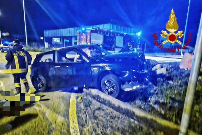 Auto si schianta nell’area industriale nella notte