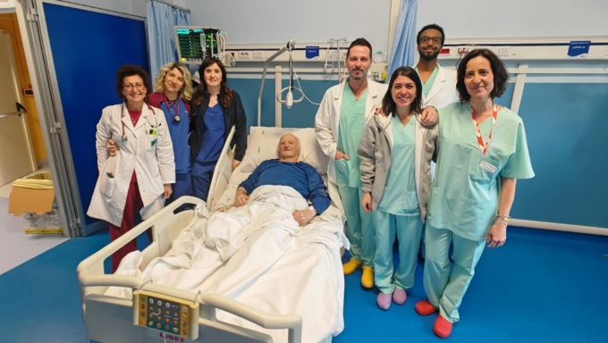 Bruno, 3 interventi al cuore, uno dei quali in diretta nazionale: l’alpino 86enne dell’Isola torna a casa sano e sorridente