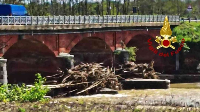 A Buronzo, disostruzione del ponte grazie ai Fluviali dei Vigili del Fuoco