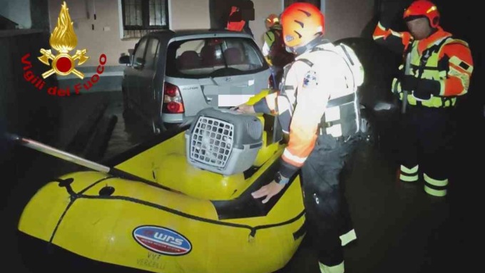 Esondazione Dora Baltea: vigili del fuoco intervengono col gommone in frazione Galli per aiutare 4 persone isolate in cascina