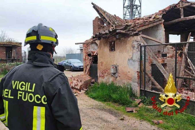 Crolla il tetto di un’ala di un cascinale