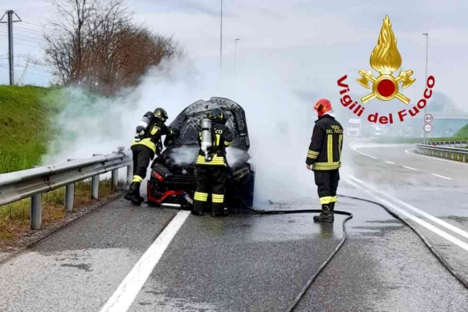Auto a fuoco a Rondissone, intervengono i Vigili del Fuoco