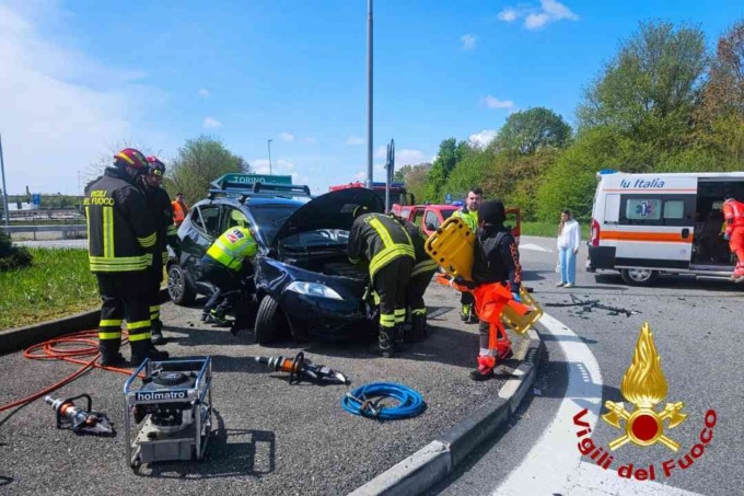 Brutto incidente al casello A4 di Carisio