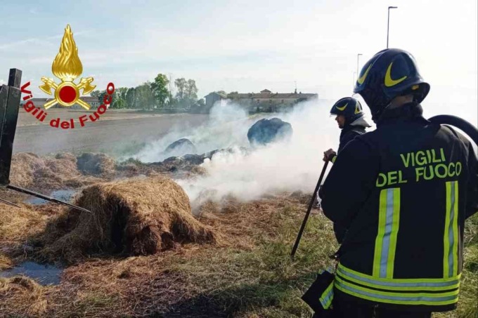Incendio di roto balle, il fumo crea problemi di viabilità