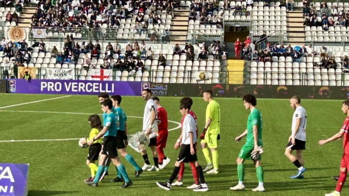 Pro Vercelli, ennesima occasione sprecata: 2-2 di rimonta e all’ultimo respiro (su rigore) contro la derelitta Pro Patria