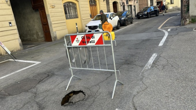 Dopo le piogge, arrivano anche i primi (importanti) cedimenti dell’asfalto in città…