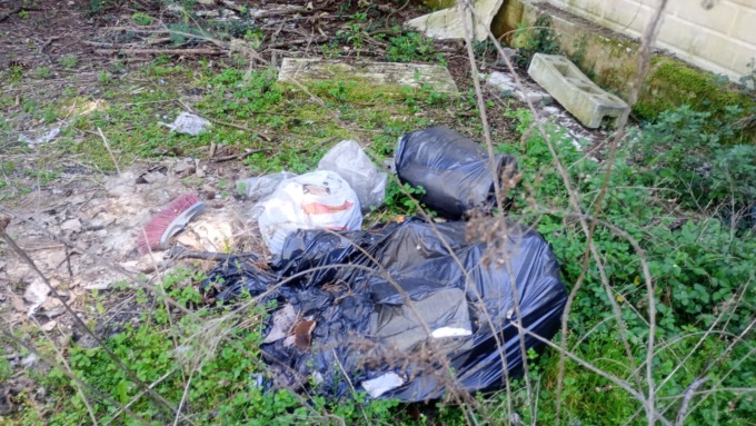 Parcheggio della Garrone, sempre più discarica
