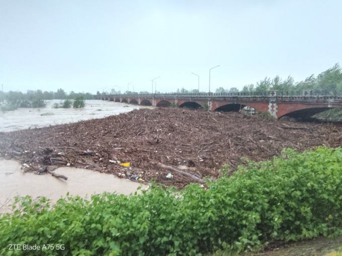 Ponte del Sesia chiuso a Vercelli: la piena fa paura