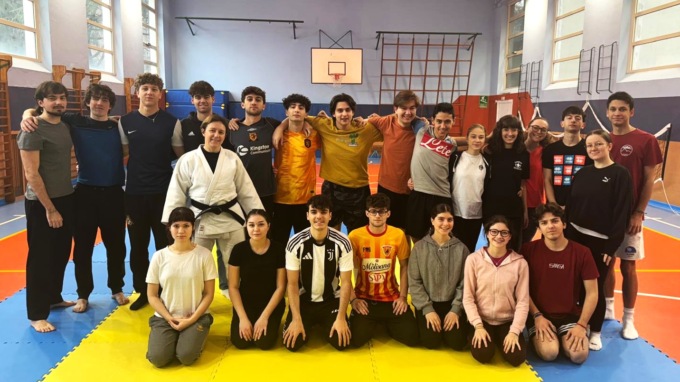 Progetto Judo al Liceo Scientifico: la classe quinta Tradizionale a lezione di autodifesa… dall’insegnante di matematica