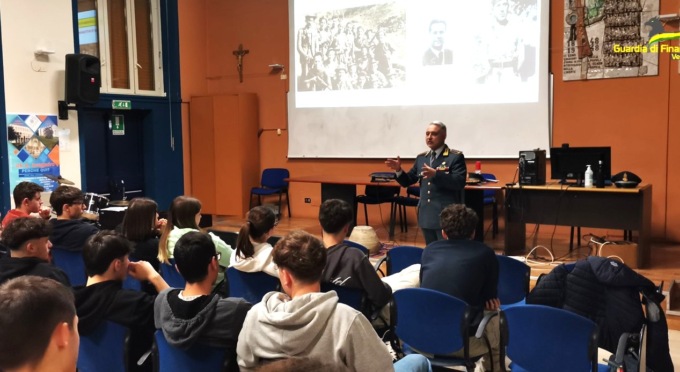 Il contributo della Guardia di Finanza per la Liberazione: incontro con gli studenti al Liceo Scientifico “Avogadro”