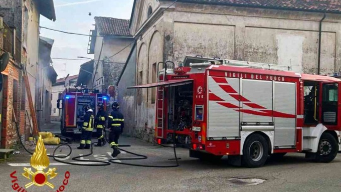 Prende fuoco una casa disabitata: paura in frazione Salomino