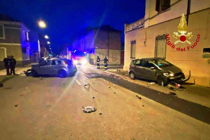 Frontale tra due auto: un ferito in ospedale