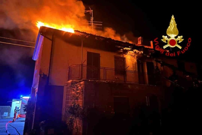 Incendio nella notte: paura in paese e persone evacuate