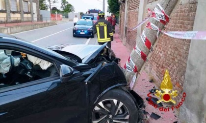 Auto contro un palo nella mattina del 4 maggio: cinque persone coinvolte