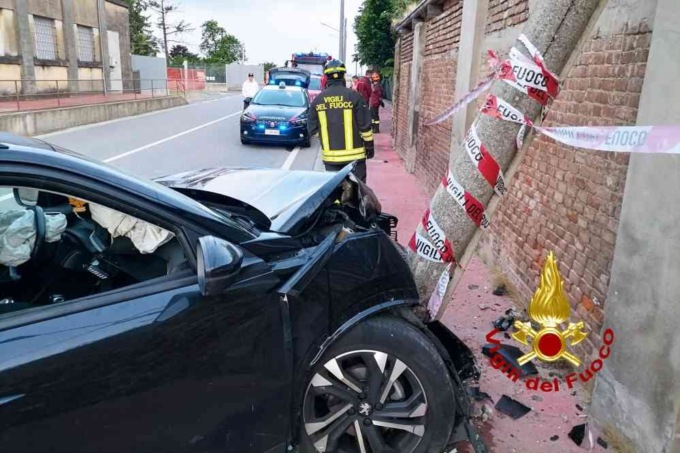 Auto contro un palo nella mattina del 4 maggio: cinque persone coinvolte
