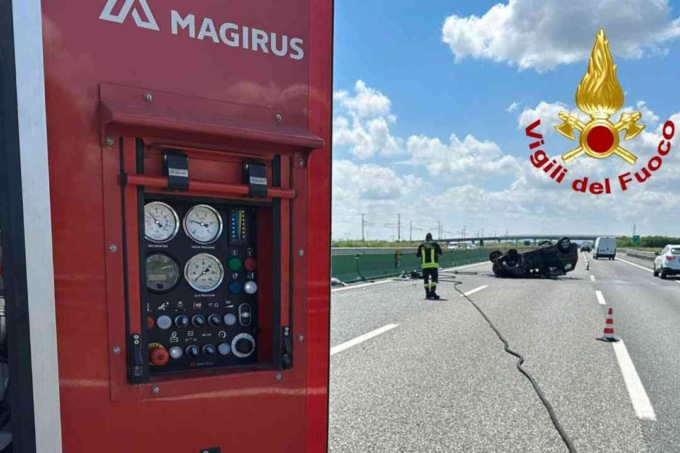 Auto si capovolge e prende fuoco sulla A4: un ferito