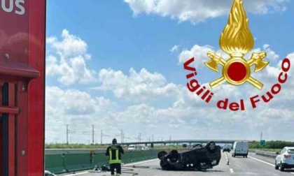 Auto si capovolge e prende fuoco sulla A4: un ferito