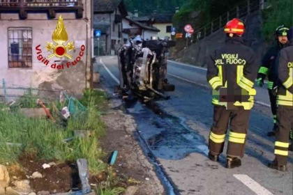 Auto si rovescia su di un fianco: un ferito