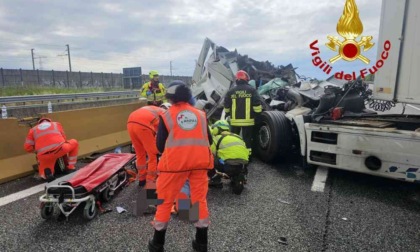 Schianto in autostrada: le foto dell'incidente fra due camion