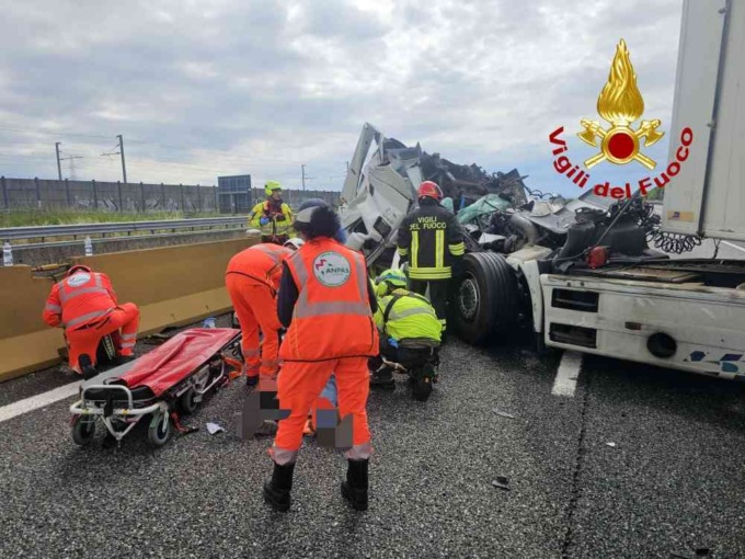 Schianto in autostrada: le foto dell’incidente fra due camion