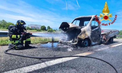 Un furgone divorato dalle fiamme sulla A26