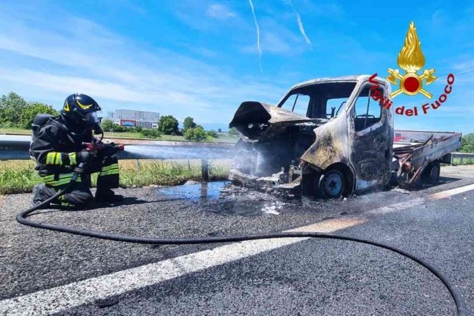 Un furgone divorato dalle fiamme sulla A26