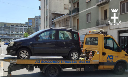 Via col carro attrezzi le auto abbandonate in città. Lo sgombero proseguirà nel fine settimana