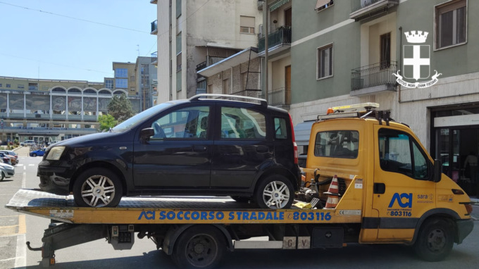 Via col carro attrezzi le auto abbandonate in città. Lo sgombero proseguirà nel fine settimana