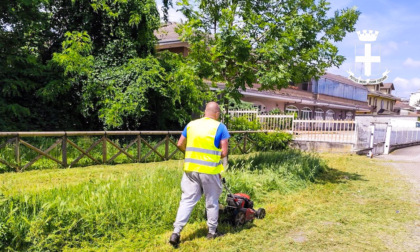 Taglio dell'erba: squadre sempre al lavoro, anche di sabato