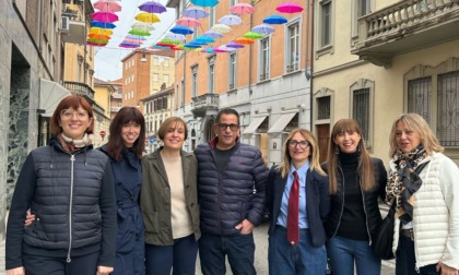 Ombrelli colorati pro Angsa: già 600 esemplari venduti dai commercianti di via Dante (e non solo)