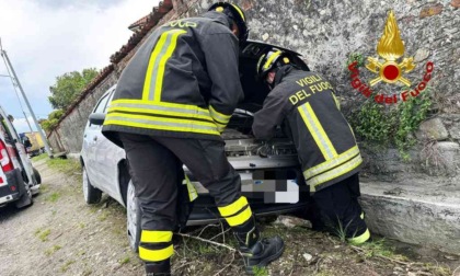 Auto fuori strada con due ruote nel fosso