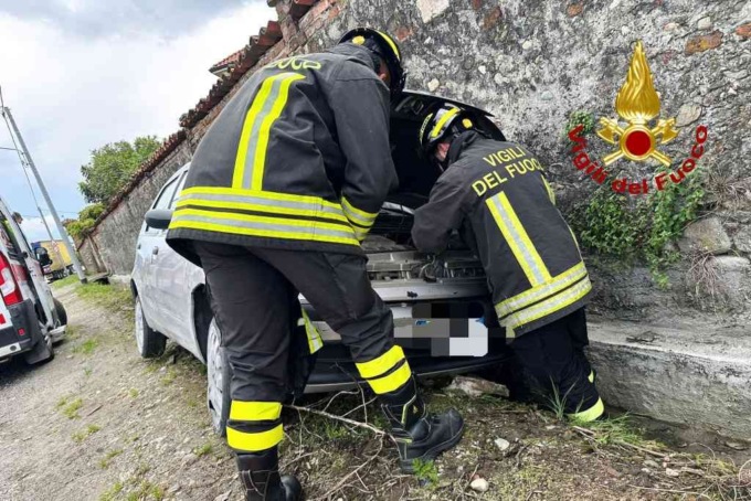 Auto fuori strada con due ruote nel fosso