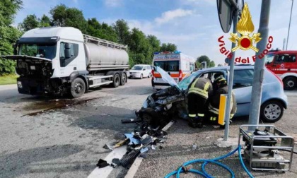 Mezzo pesante contro auto vicino al casello della A4