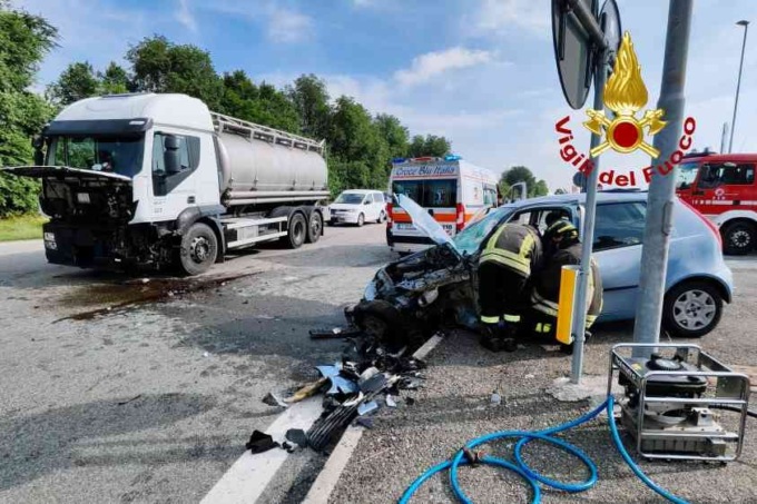 Mezzo pesante contro auto vicino al casello della A4