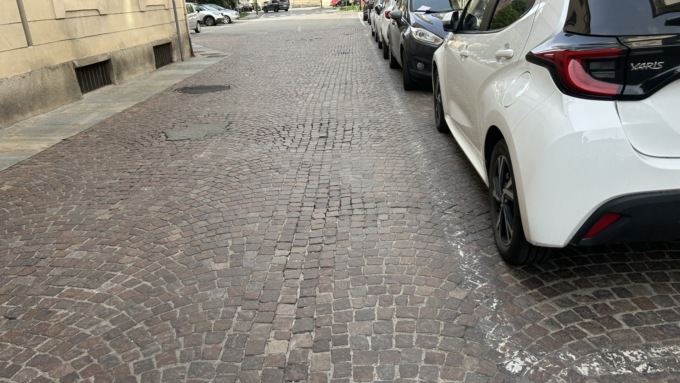 Multe a raffica in via Monte di Pietà? Gli automobilisti attaccano: “Si gioca sull’equivoco solo per fare cassa”