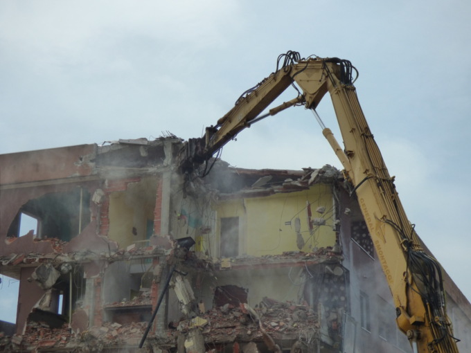 Via Egitto viene giù il primo palazzo