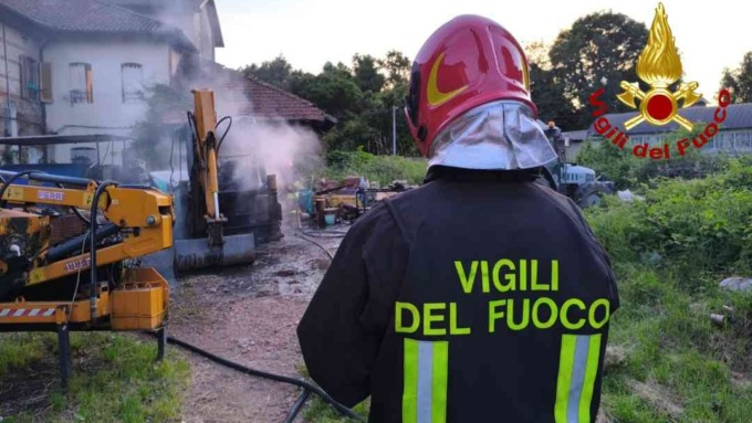 A Gattinara prende fuoco una ruspa: l’intervento dei vigili del fuoco