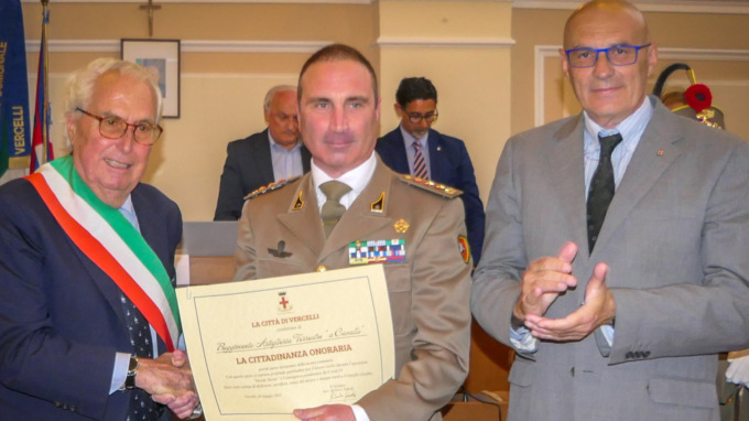 Scheda conferisce la cittadinanza onoraria di Vercelli alle “Voloire”