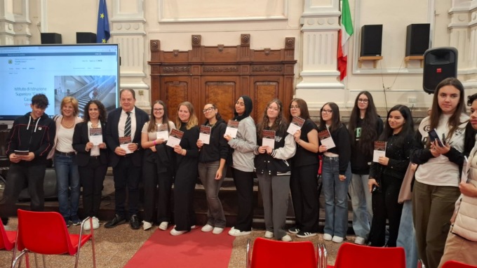 Il presidente della Provincia Gilardino ha consegnato una copia della Costituzione ai neo diciottenni di Cavour e Lanino