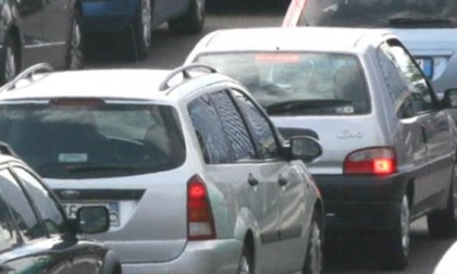 Caos traffico al semaforo di Bivio Sesia per via di un cantiere: "Venti minuti per passare all'incrocio"