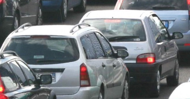 Caos traffico al semaforo di Bivio Sesia per via di un cantiere: “Venti minuti per passare all’incrocio”