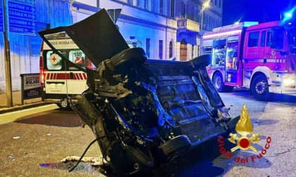 Auto travolge un palo e si rovescia: un ferito in codice rosso all'ospedale
