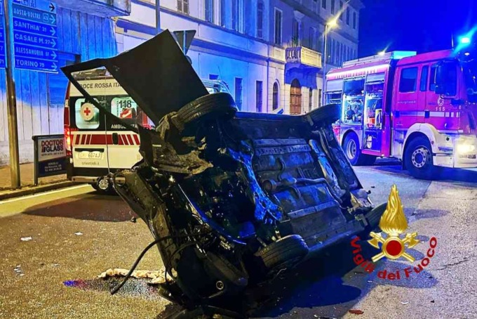 Auto travolge un palo e si rovescia: un ferito in codice rosso all’ospedale