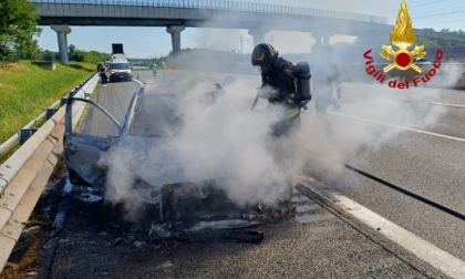 Incendio vettura in autostrada: rogo spento dai Vigili del Fuoco