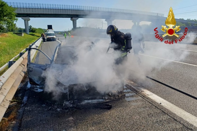 Incendio vettura in autostrada: rogo spento dai Vigili del Fuoco