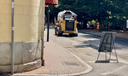 VIDEO - Asfaltature in città: le immagini dei lavori in via XX Settembre sotto il caldo torrido