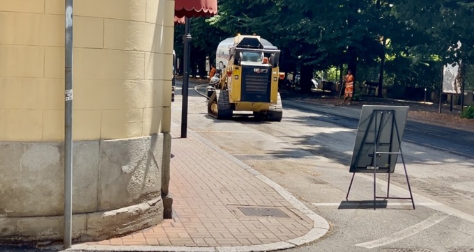 VIDEO – Asfaltature in città: le immagini dei lavori in via XX Settembre sotto il caldo torrido