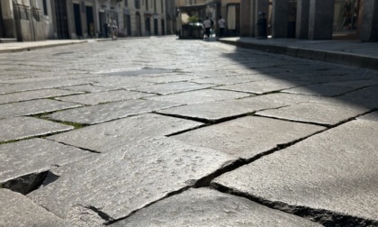 Cede un lastrone di corso Libertà: forte rischio di inciampi e cadute