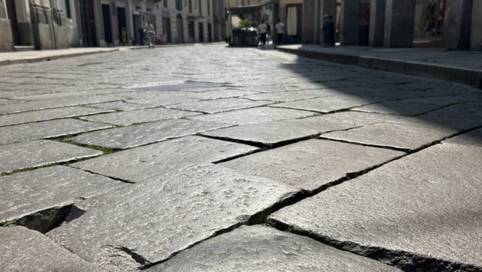 Cede un lastrone di corso Libertà: forte rischio di inciampi e cadute