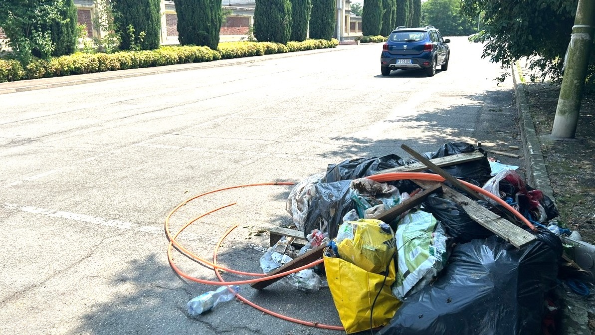 Discarica via Oberdan, zona cimitero Cappuccini Vercelli, giugno 2025 2